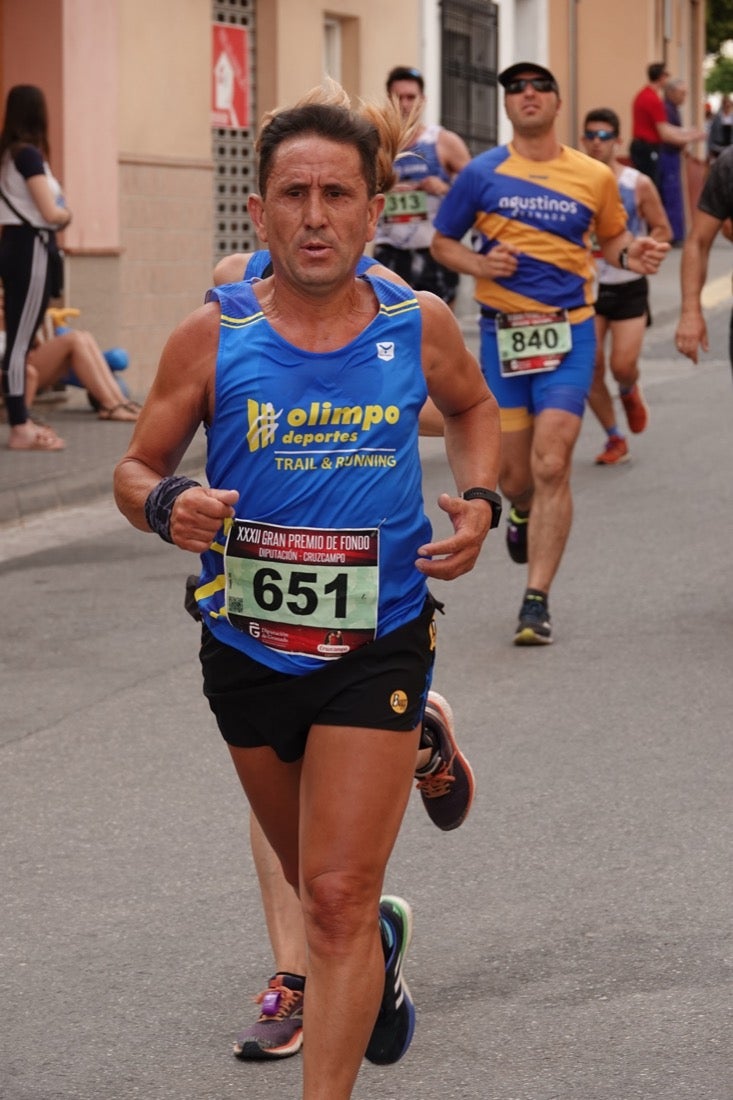 Los vecinos de Dúrcal se han volcado con los corredores apostados en las curvas y rectas que traza el recorrido por la localidad y desde las terrazas de la Plaza del Ayuntamiento