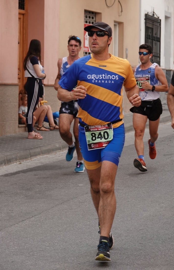 Los vecinos de Dúrcal se han volcado con los corredores apostados en las curvas y rectas que traza el recorrido por la localidad y desde las terrazas de la Plaza del Ayuntamiento