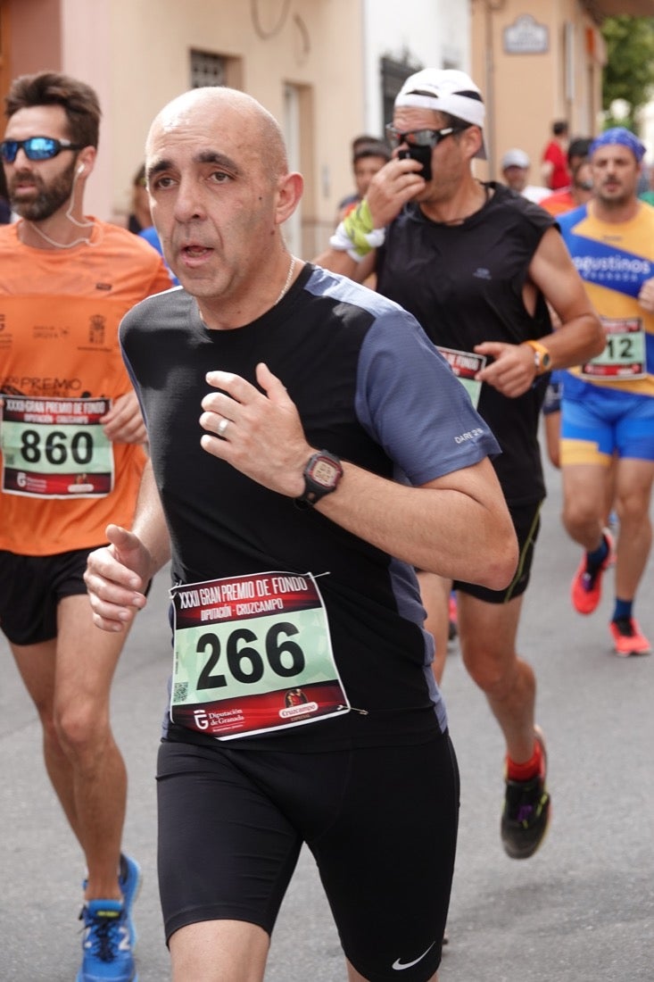 Los vecinos de Dúrcal se han volcado con los corredores apostados en las curvas y rectas que traza el recorrido por la localidad y desde las terrazas de la Plaza del Ayuntamiento