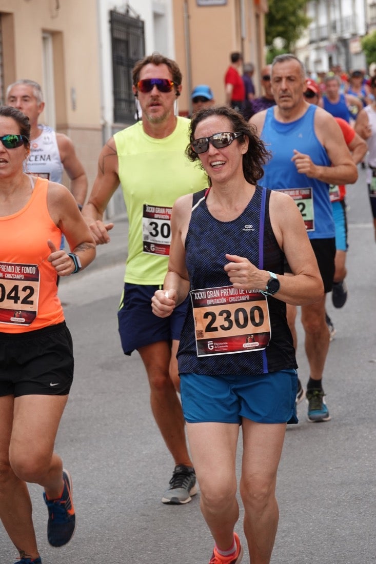 Los vecinos de Dúrcal se han volcado con los corredores apostados en las curvas y rectas que traza el recorrido por la localidad y desde las terrazas de la Plaza del Ayuntamiento