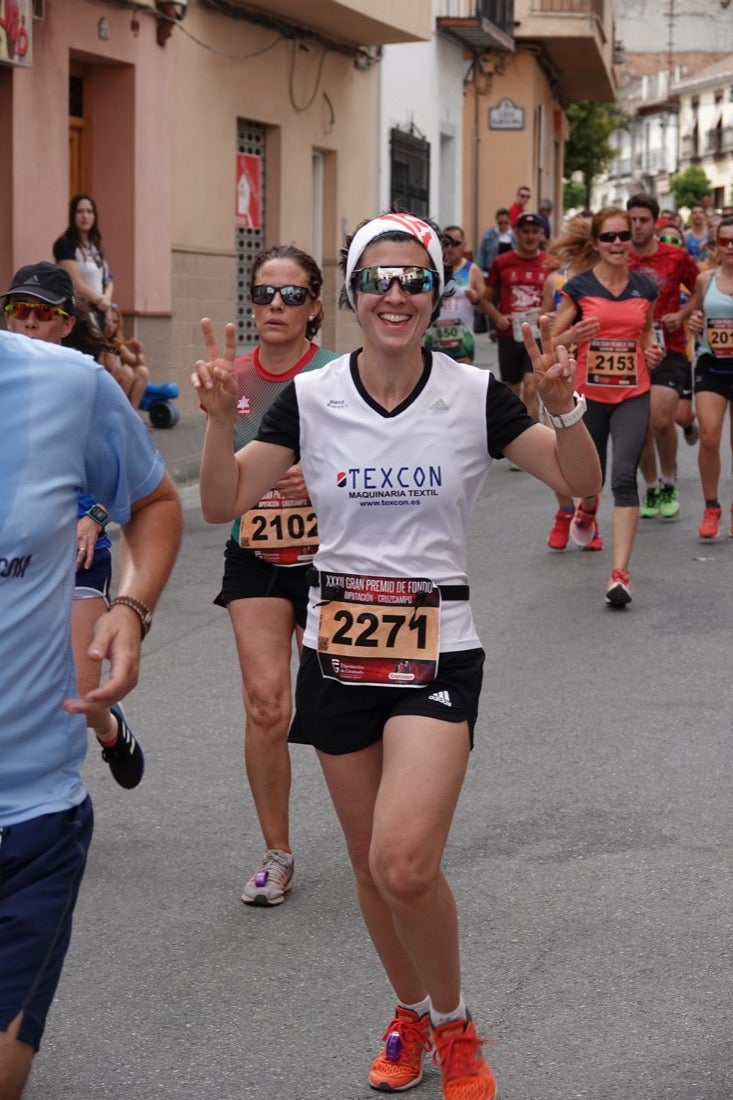Los vecinos de Dúrcal se han volcado con los corredores apostados en las curvas y rectas que traza el recorrido por la localidad y desde las terrazas de la Plaza del Ayuntamiento