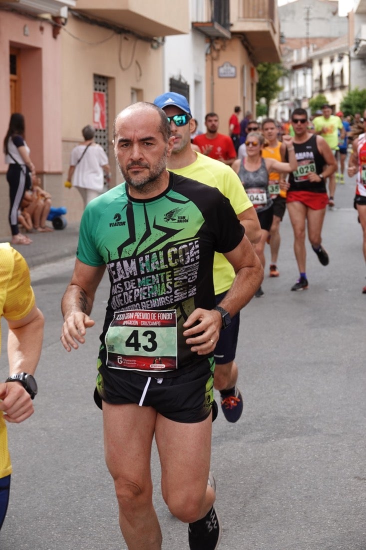 Los vecinos de Dúrcal se han volcado con los corredores apostados en las curvas y rectas que traza el recorrido por la localidad y desde las terrazas de la Plaza del Ayuntamiento
