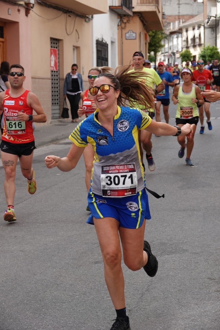 Los vecinos de Dúrcal se han volcado con los corredores apostados en las curvas y rectas que traza el recorrido por la localidad y desde las terrazas de la Plaza del Ayuntamiento