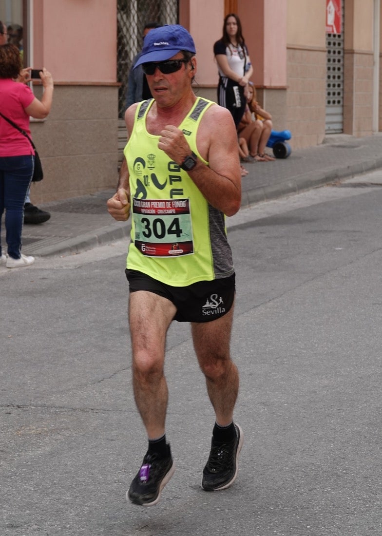 Los vecinos de Dúrcal se han volcado con los corredores apostados en las curvas y rectas que traza el recorrido por la localidad y desde las terrazas de la Plaza del Ayuntamiento