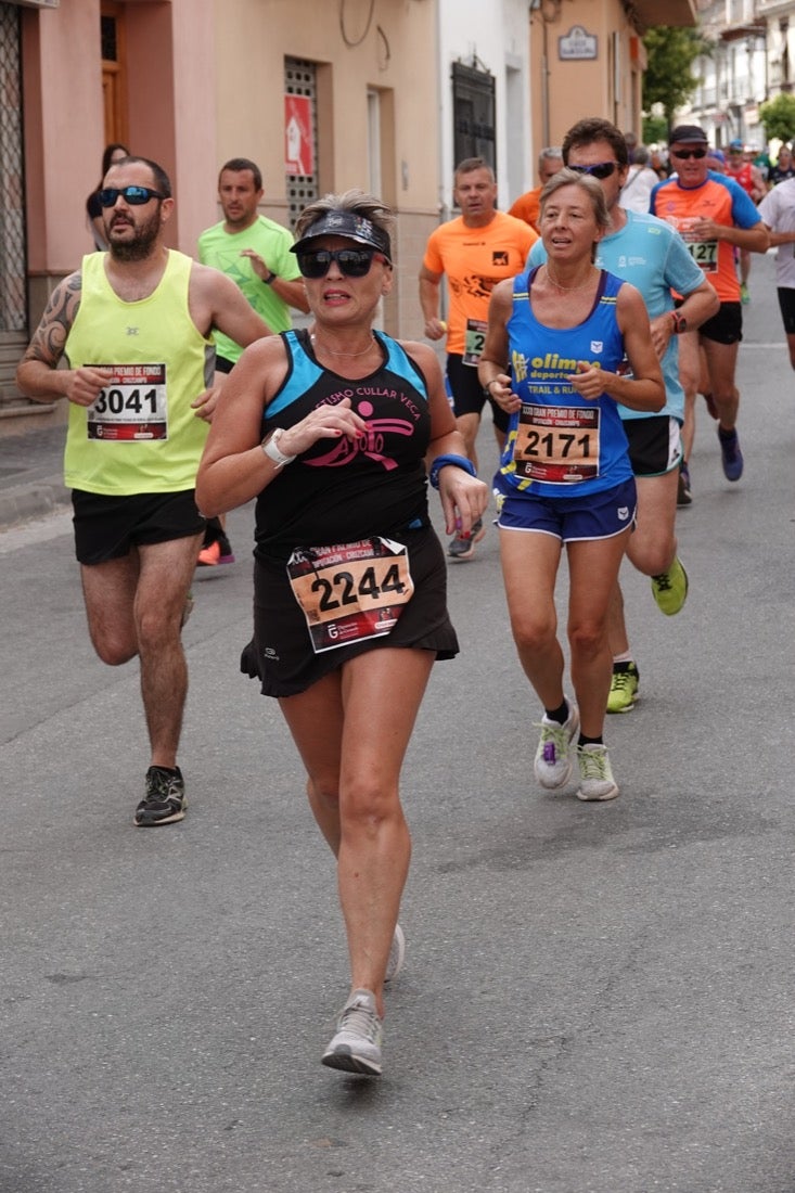 Los vecinos de Dúrcal se han volcado con los corredores apostados en las curvas y rectas que traza el recorrido por la localidad y desde las terrazas de la Plaza del Ayuntamiento