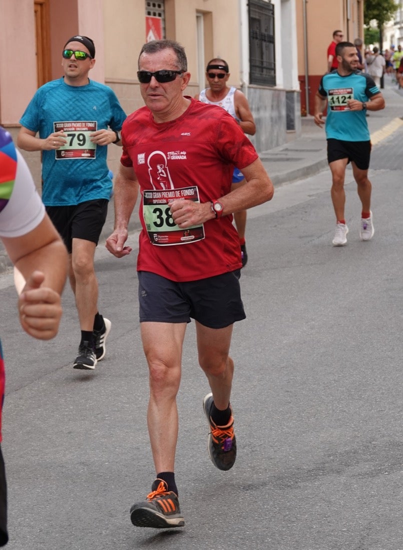 Los vecinos de Dúrcal se han volcado con los corredores apostados en las curvas y rectas que traza el recorrido por la localidad y desde las terrazas de la Plaza del Ayuntamiento