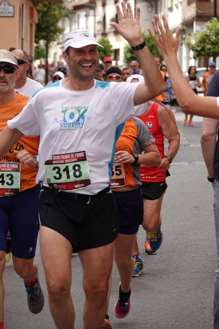 Los vecinos de Dúrcal se han volcado con los corredores apostados en las curvas y rectas que traza el recorrido por la localidad y desde las terrazas de la Plaza del Ayuntamiento