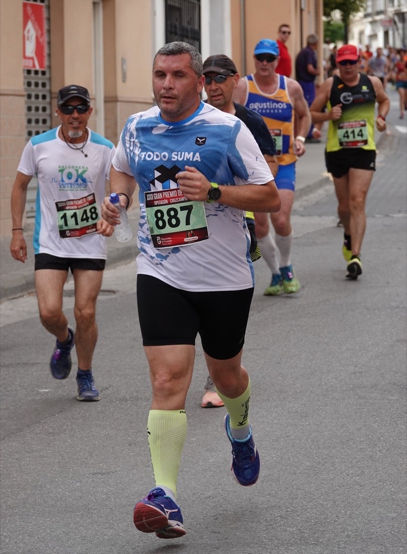 Los vecinos de Dúrcal se han volcado con los corredores apostados en las curvas y rectas que traza el recorrido por la localidad y desde las terrazas de la Plaza del Ayuntamiento