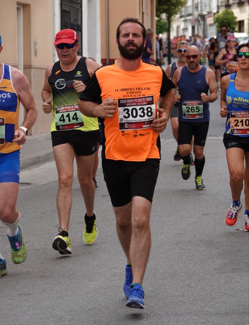 Los vecinos de Dúrcal se han volcado con los corredores apostados en las curvas y rectas que traza el recorrido por la localidad y desde las terrazas de la Plaza del Ayuntamiento