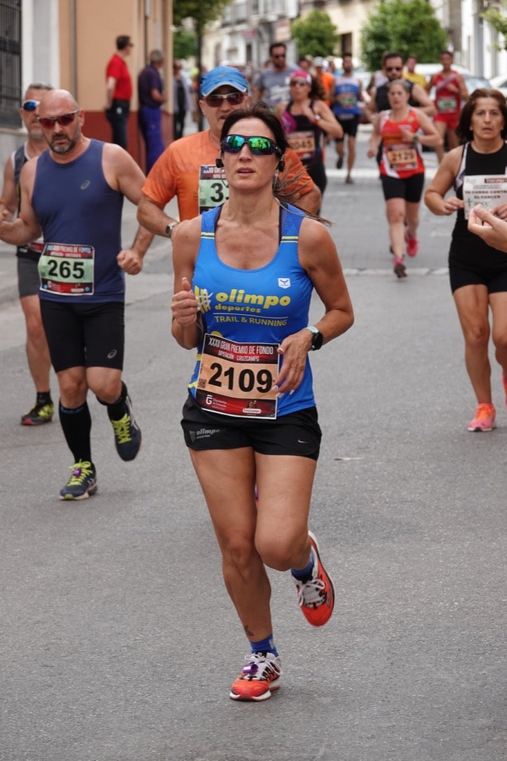 Los vecinos de Dúrcal se han volcado con los corredores apostados en las curvas y rectas que traza el recorrido por la localidad y desde las terrazas de la Plaza del Ayuntamiento