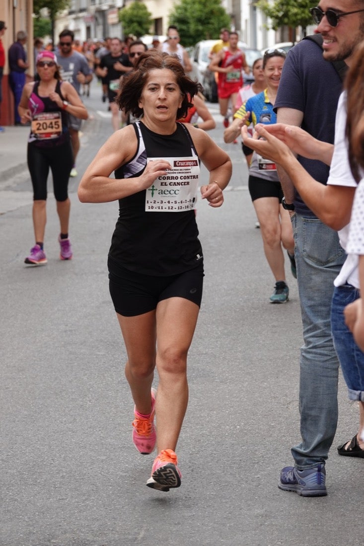 Los vecinos de Dúrcal se han volcado con los corredores apostados en las curvas y rectas que traza el recorrido por la localidad y desde las terrazas de la Plaza del Ayuntamiento