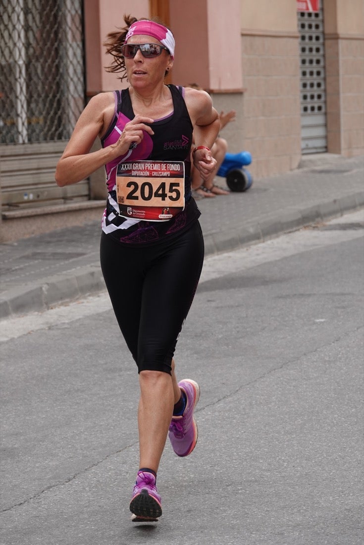 Los vecinos de Dúrcal se han volcado con los corredores apostados en las curvas y rectas que traza el recorrido por la localidad y desde las terrazas de la Plaza del Ayuntamiento