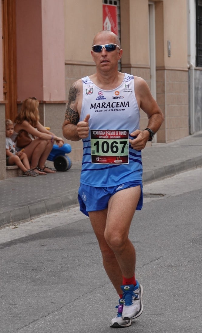 Los vecinos de Dúrcal se han volcado con los corredores apostados en las curvas y rectas que traza el recorrido por la localidad y desde las terrazas de la Plaza del Ayuntamiento