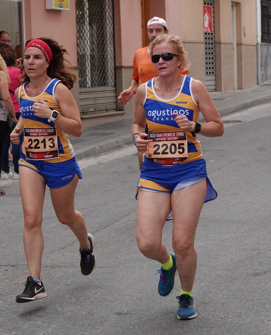 Los vecinos de Dúrcal se han volcado con los corredores apostados en las curvas y rectas que traza el recorrido por la localidad y desde las terrazas de la Plaza del Ayuntamiento