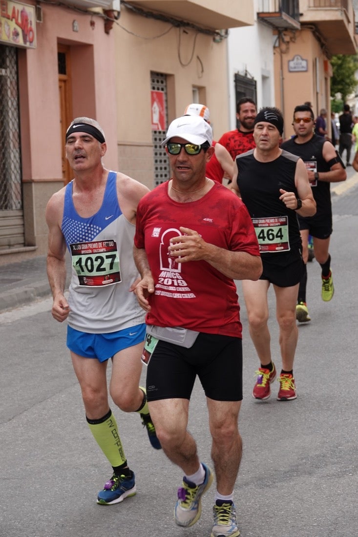 Los vecinos de Dúrcal se han volcado con los corredores apostados en las curvas y rectas que traza el recorrido por la localidad y desde las terrazas de la Plaza del Ayuntamiento