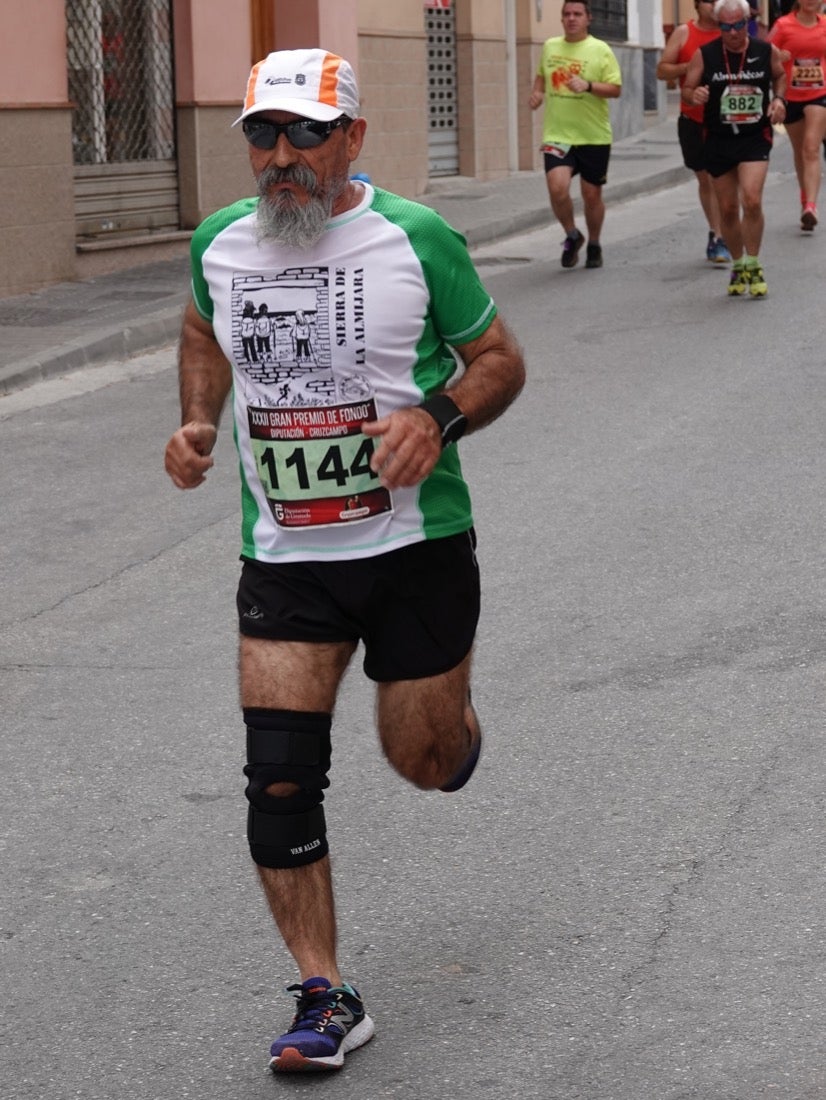 Los vecinos de Dúrcal se han volcado con los corredores apostados en las curvas y rectas que traza el recorrido por la localidad y desde las terrazas de la Plaza del Ayuntamiento