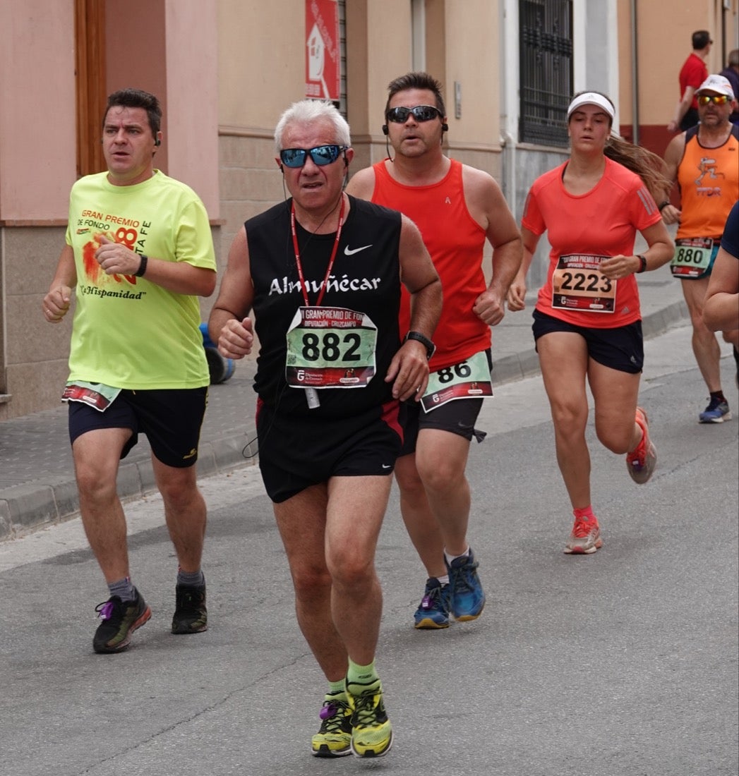 Los vecinos de Dúrcal se han volcado con los corredores apostados en las curvas y rectas que traza el recorrido por la localidad y desde las terrazas de la Plaza del Ayuntamiento