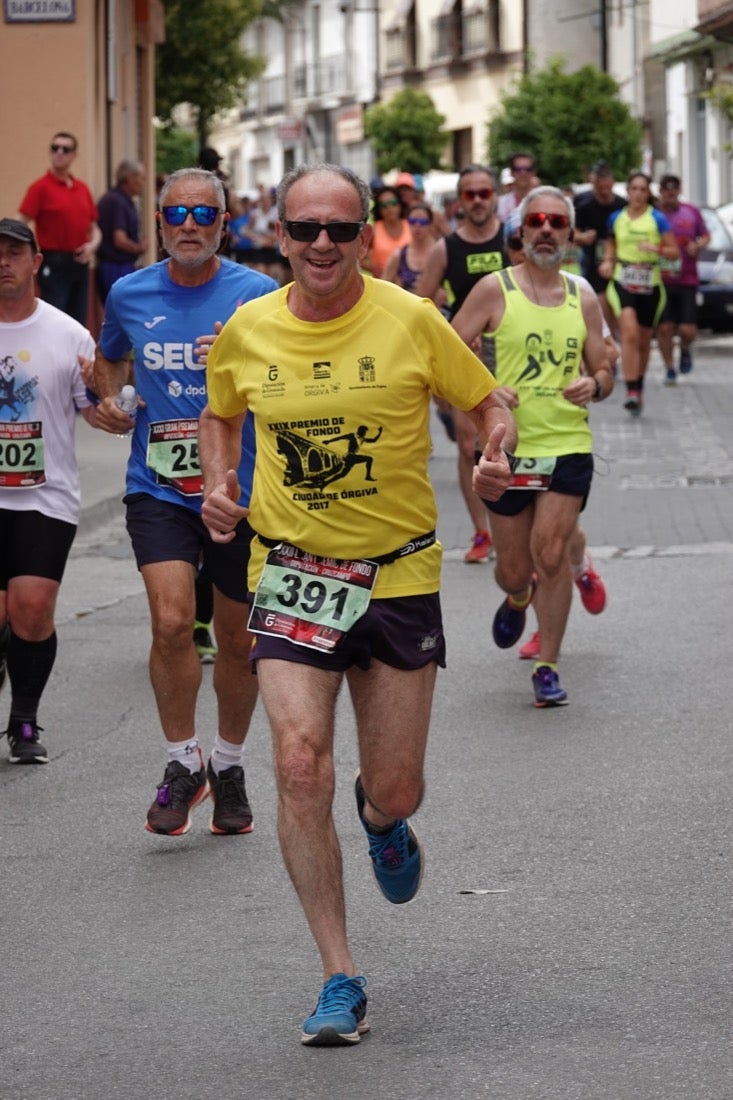 Los vecinos de Dúrcal se han volcado con los corredores apostados en las curvas y rectas que traza el recorrido por la localidad y desde las terrazas de la Plaza del Ayuntamiento