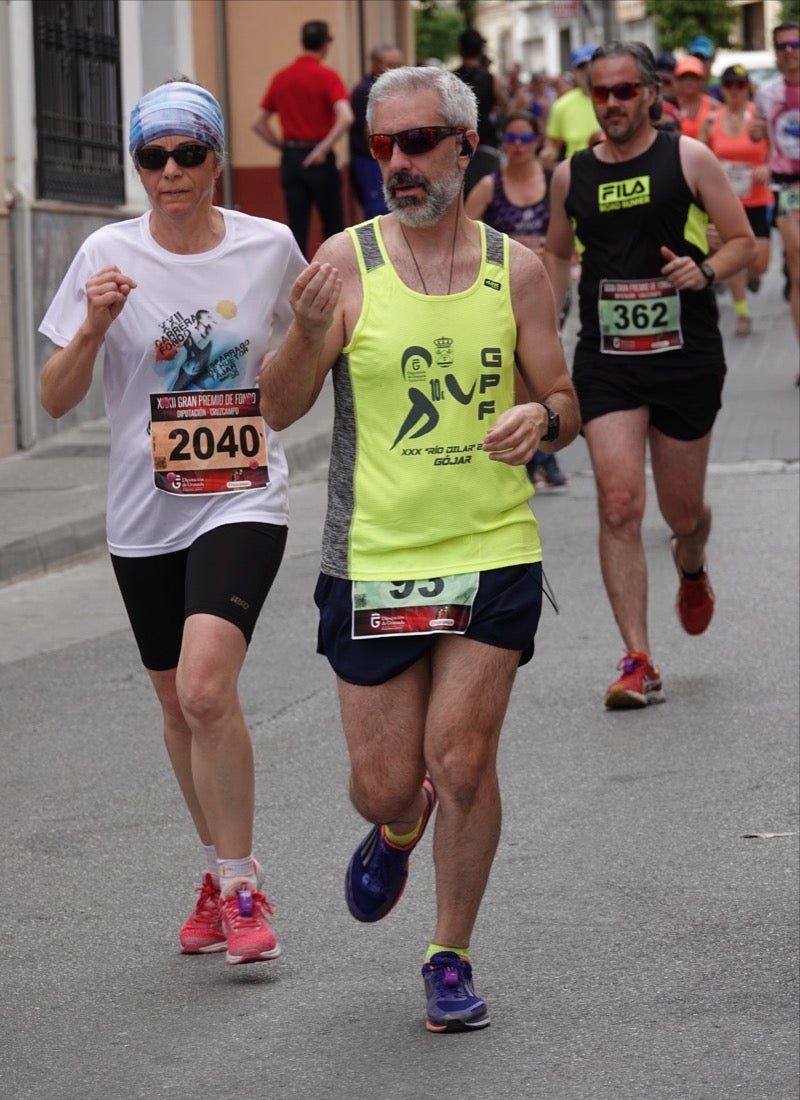 Los vecinos de Dúrcal se han volcado con los corredores apostados en las curvas y rectas que traza el recorrido por la localidad y desde las terrazas de la Plaza del Ayuntamiento