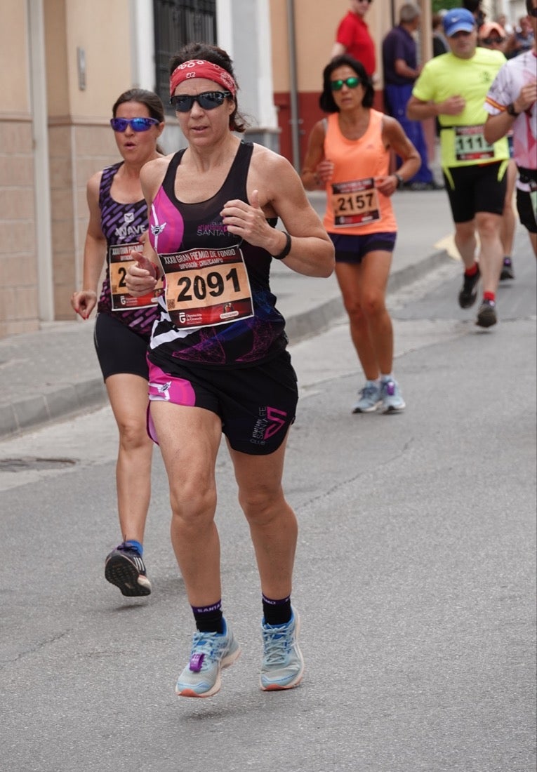 Los vecinos de Dúrcal se han volcado con los corredores apostados en las curvas y rectas que traza el recorrido por la localidad y desde las terrazas de la Plaza del Ayuntamiento
