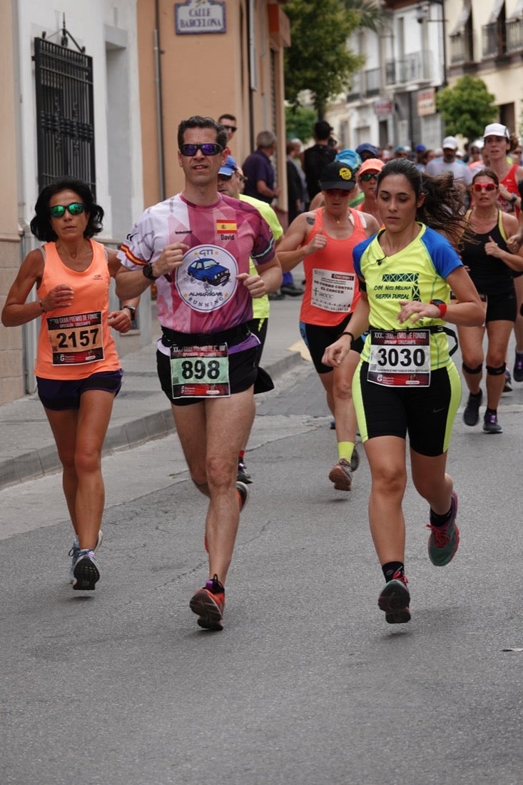 Los vecinos de Dúrcal se han volcado con los corredores apostados en las curvas y rectas que traza el recorrido por la localidad y desde las terrazas de la Plaza del Ayuntamiento