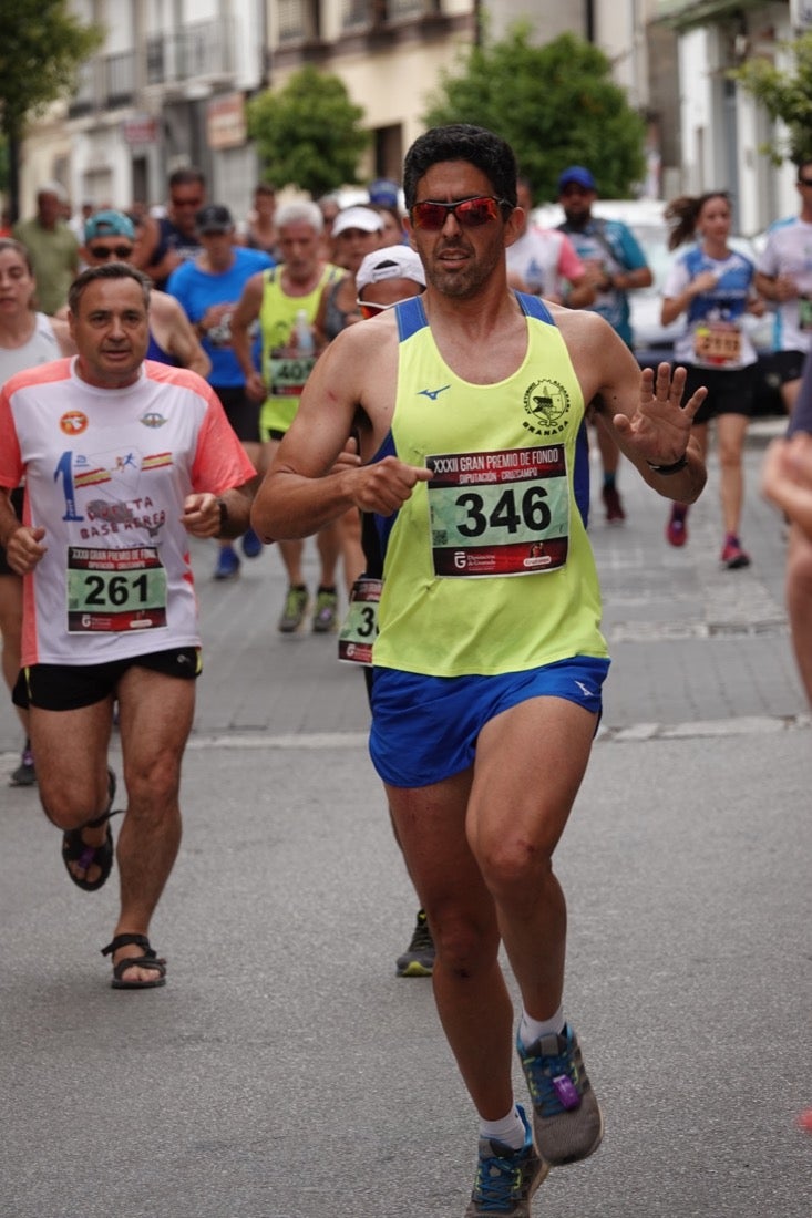 Los vecinos de Dúrcal se han volcado con los corredores apostados en las curvas y rectas que traza el recorrido por la localidad y desde las terrazas de la Plaza del Ayuntamiento