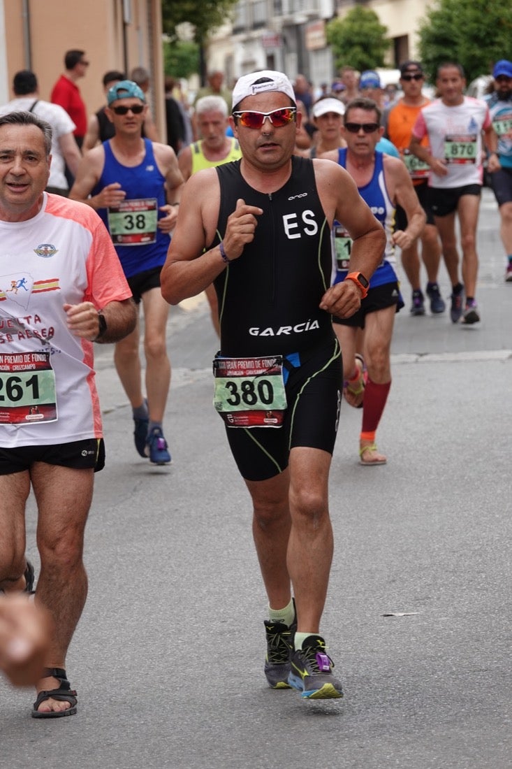 Los vecinos de Dúrcal se han volcado con los corredores apostados en las curvas y rectas que traza el recorrido por la localidad y desde las terrazas de la Plaza del Ayuntamiento