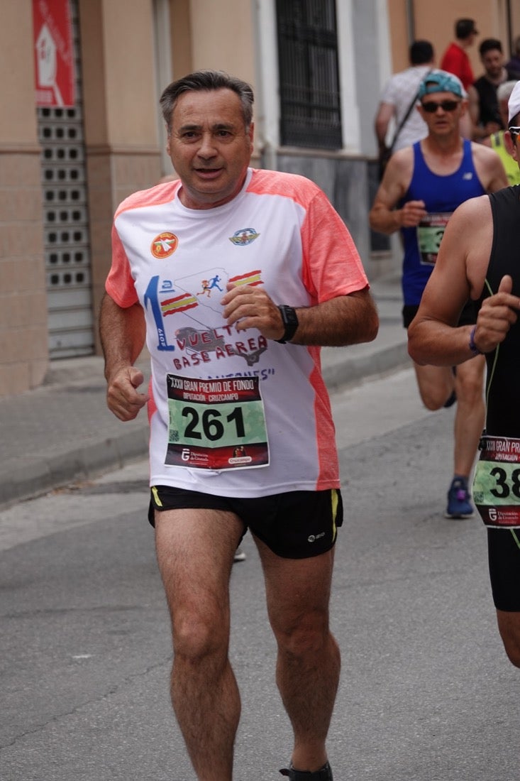 Los vecinos de Dúrcal se han volcado con los corredores apostados en las curvas y rectas que traza el recorrido por la localidad y desde las terrazas de la Plaza del Ayuntamiento