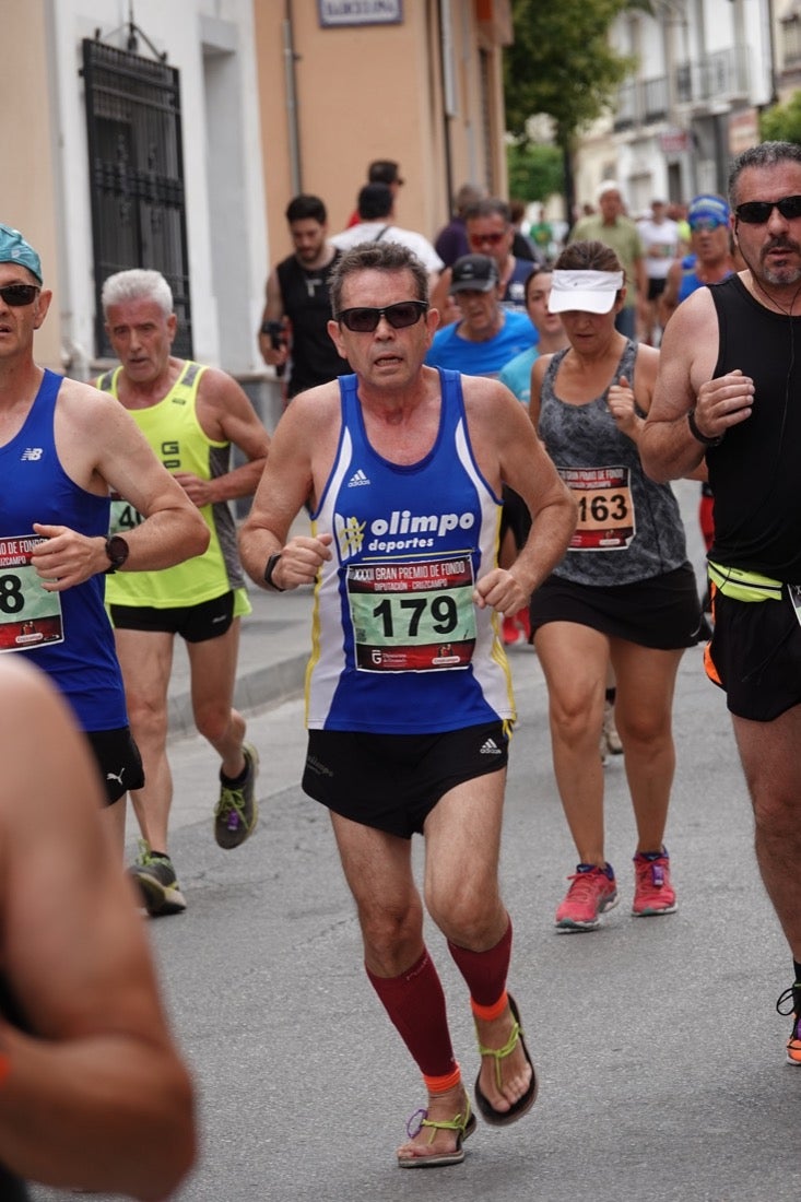 Los vecinos de Dúrcal se han volcado con los corredores apostados en las curvas y rectas que traza el recorrido por la localidad y desde las terrazas de la Plaza del Ayuntamiento