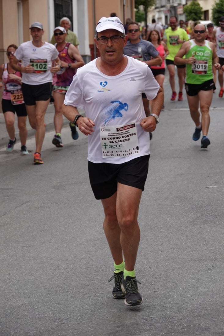 Los vecinos de Dúrcal se han volcado con los corredores apostados en las curvas y rectas que traza el recorrido por la localidad y desde las terrazas de la Plaza del Ayuntamiento