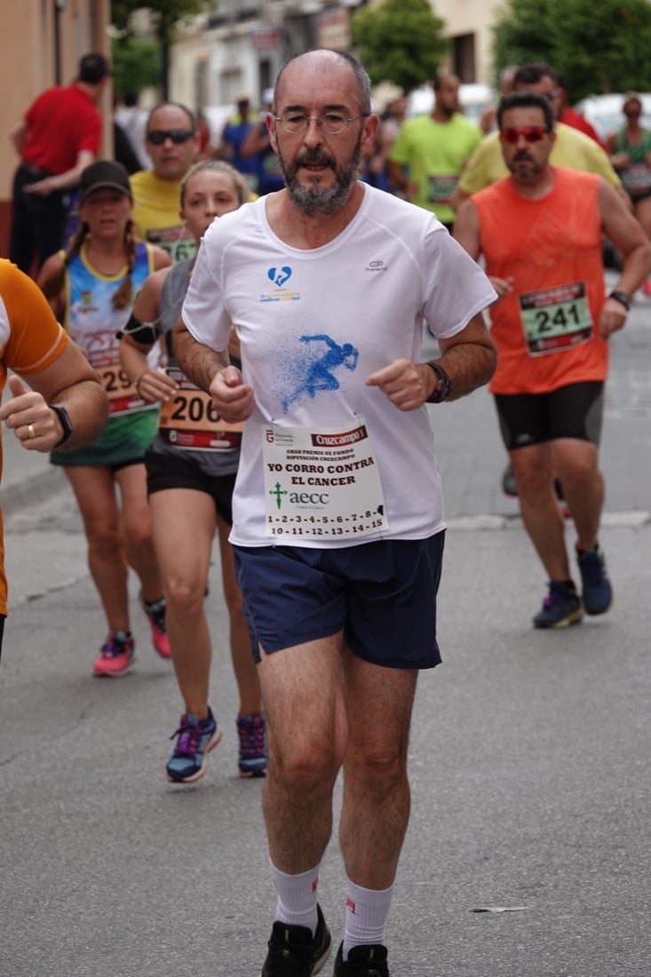 Los vecinos de Dúrcal se han volcado con los corredores apostados en las curvas y rectas que traza el recorrido por la localidad y desde las terrazas de la Plaza del Ayuntamiento