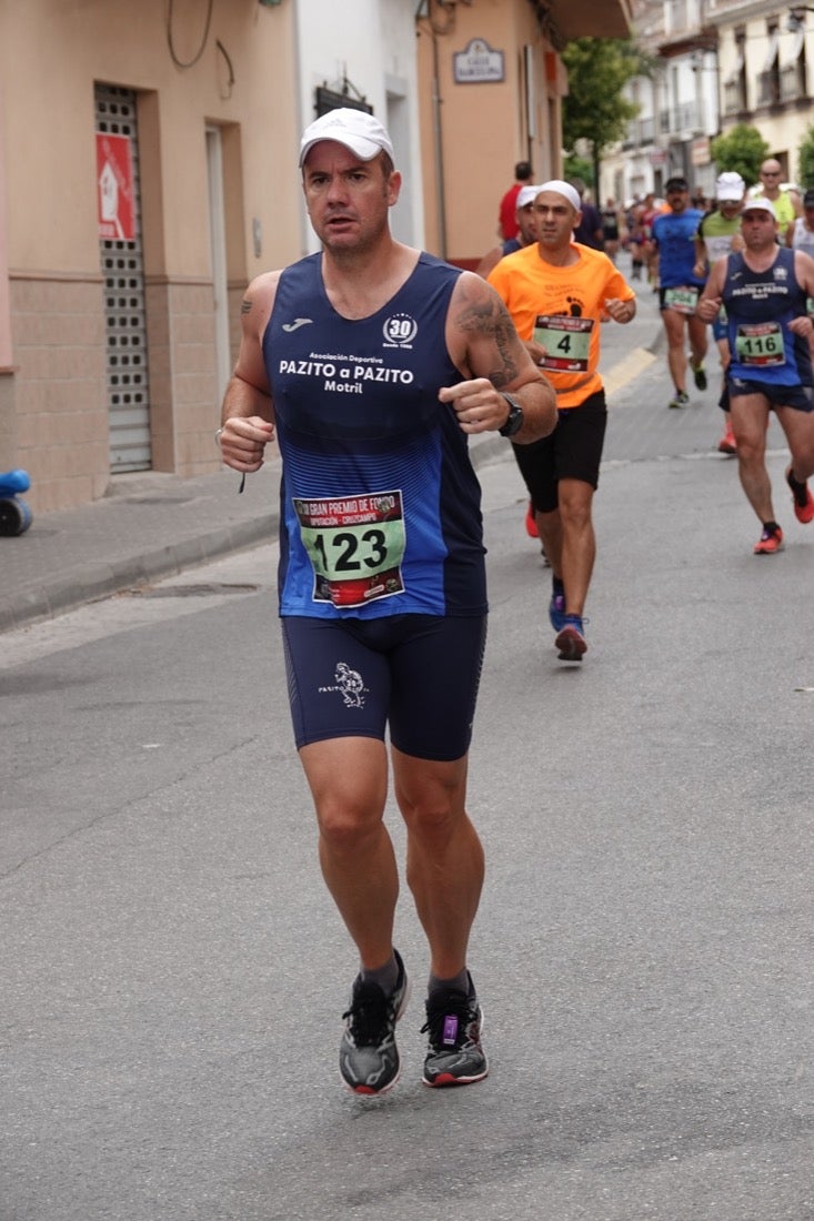 Los vecinos de Dúrcal se han volcado con los corredores apostados en las curvas y rectas que traza el recorrido por la localidad y desde las terrazas de la Plaza del Ayuntamiento