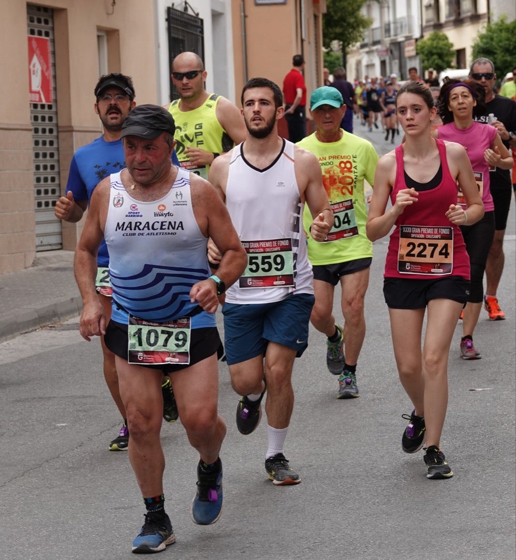 Los vecinos de Dúrcal se han volcado con los corredores apostados en las curvas y rectas que traza el recorrido por la localidad y desde las terrazas de la Plaza del Ayuntamiento