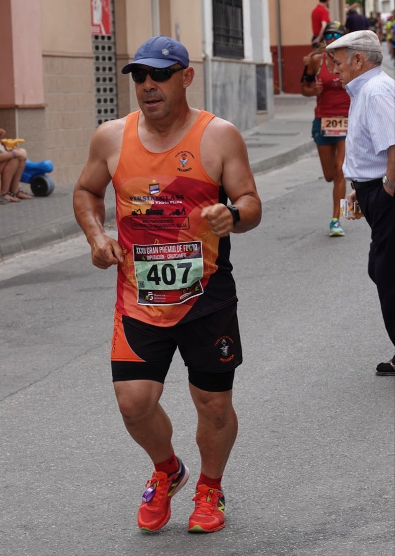 Los vecinos de Dúrcal se han volcado con los corredores apostados en las curvas y rectas que traza el recorrido por la localidad y desde las terrazas de la Plaza del Ayuntamiento