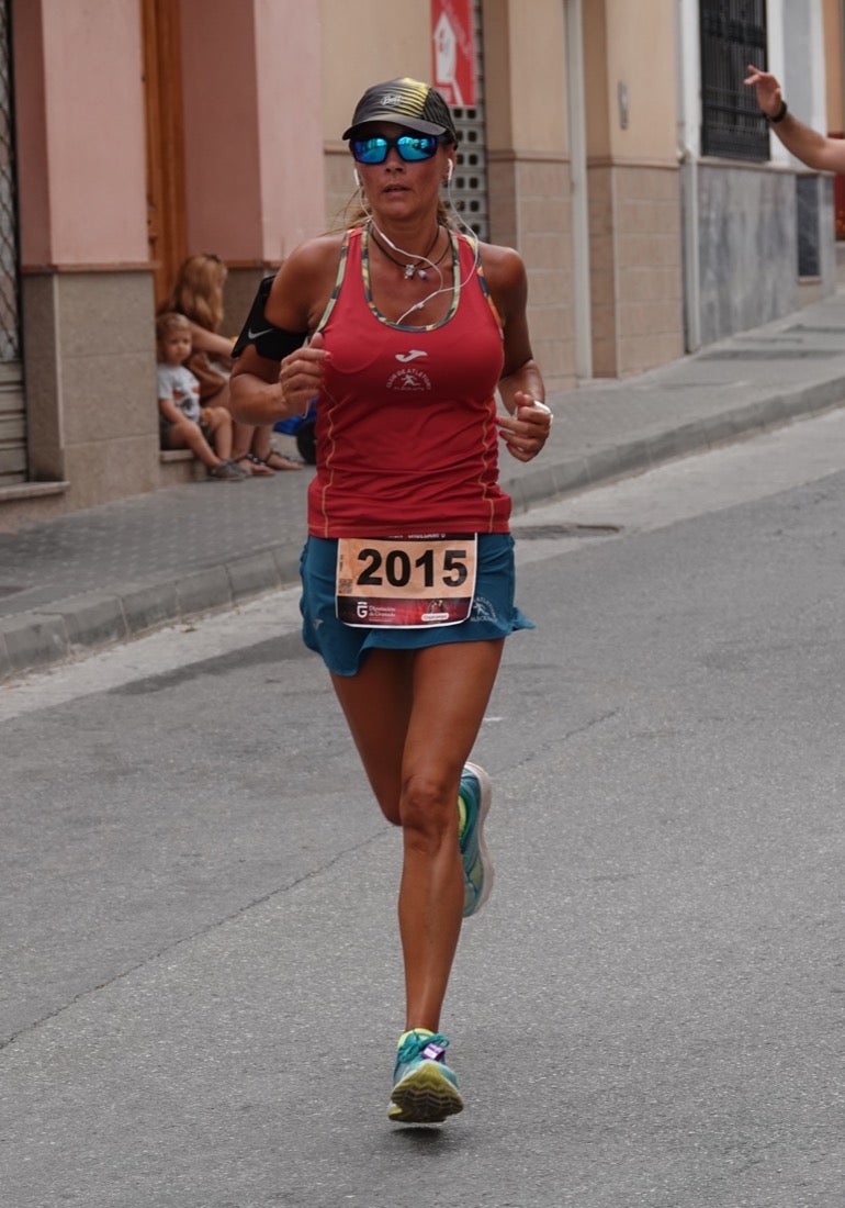 Los vecinos de Dúrcal se han volcado con los corredores apostados en las curvas y rectas que traza el recorrido por la localidad y desde las terrazas de la Plaza del Ayuntamiento
