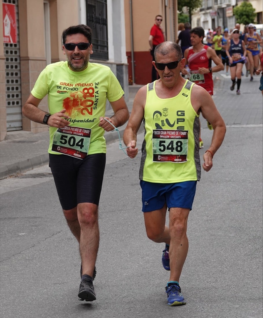 Los vecinos de Dúrcal se han volcado con los corredores apostados en las curvas y rectas que traza el recorrido por la localidad y desde las terrazas de la Plaza del Ayuntamiento