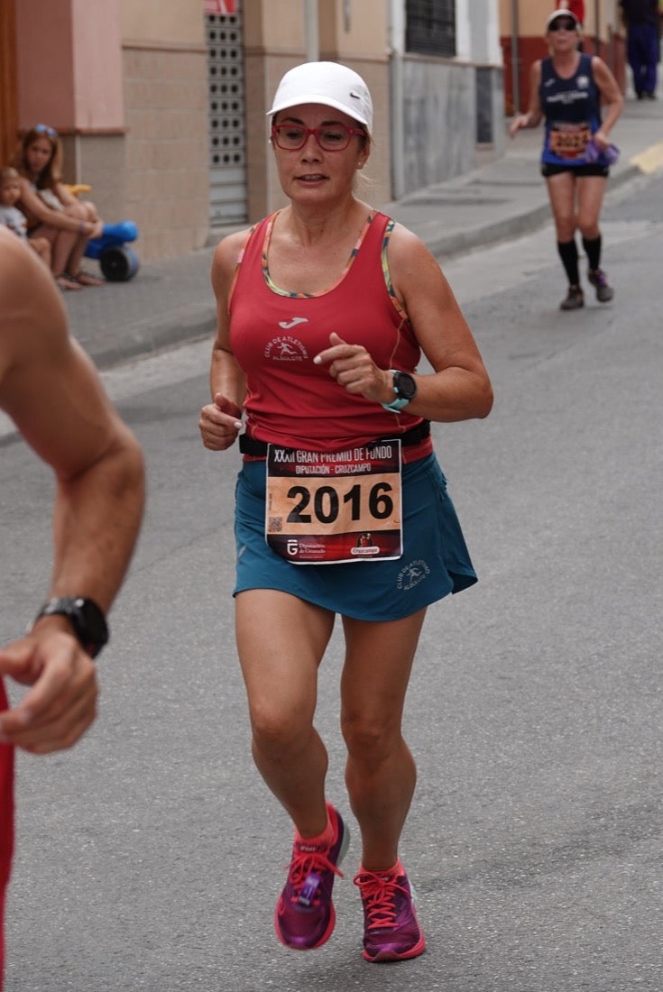 Los vecinos de Dúrcal se han volcado con los corredores apostados en las curvas y rectas que traza el recorrido por la localidad y desde las terrazas de la Plaza del Ayuntamiento