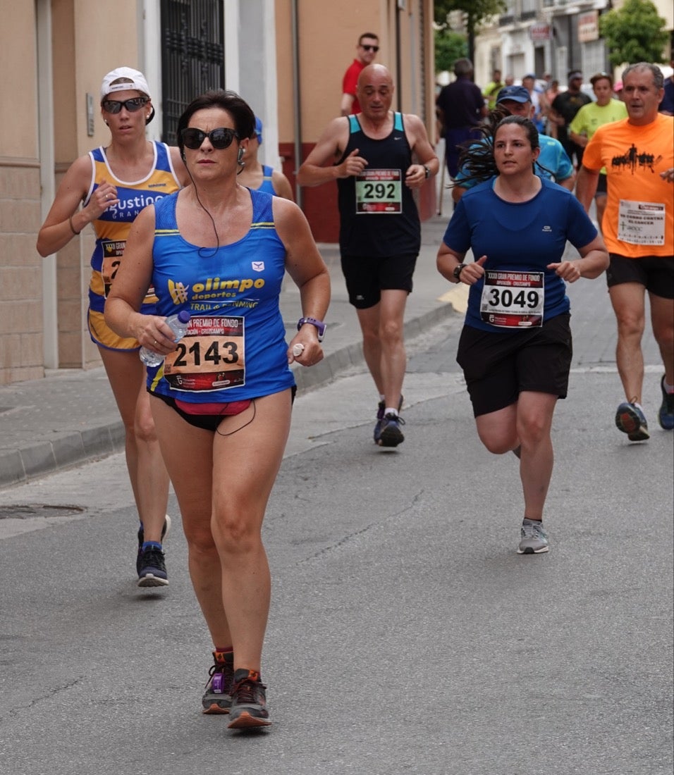 Los vecinos de Dúrcal se han volcado con los corredores apostados en las curvas y rectas que traza el recorrido por la localidad y desde las terrazas de la Plaza del Ayuntamiento