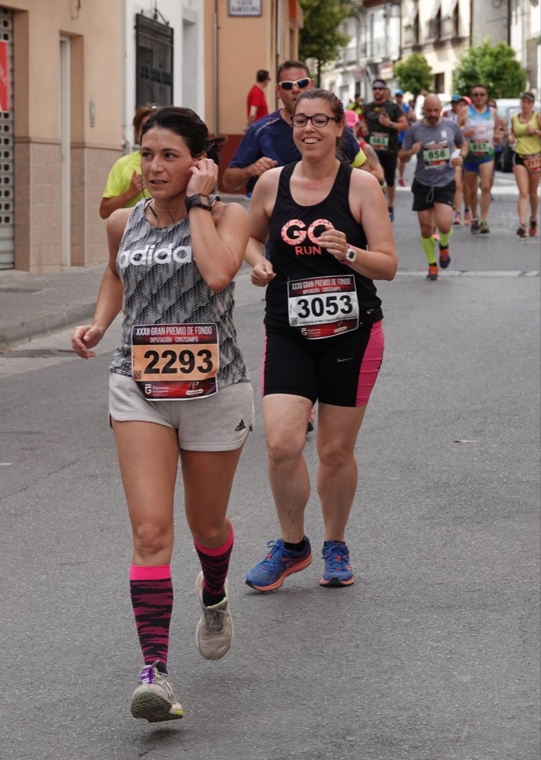 Los vecinos de Dúrcal se han volcado con los corredores apostados en las curvas y rectas que traza el recorrido por la localidad y desde las terrazas de la Plaza del Ayuntamiento