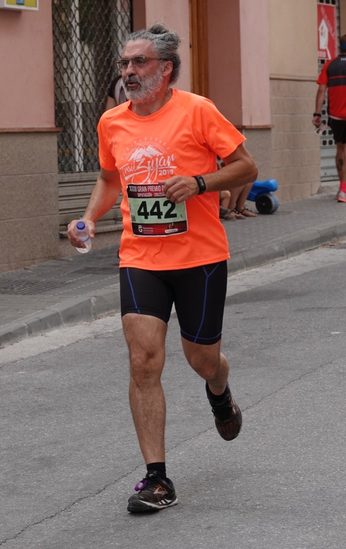 Los vecinos de Dúrcal se han volcado con los corredores apostados en las curvas y rectas que traza el recorrido por la localidad y desde las terrazas de la Plaza del Ayuntamiento