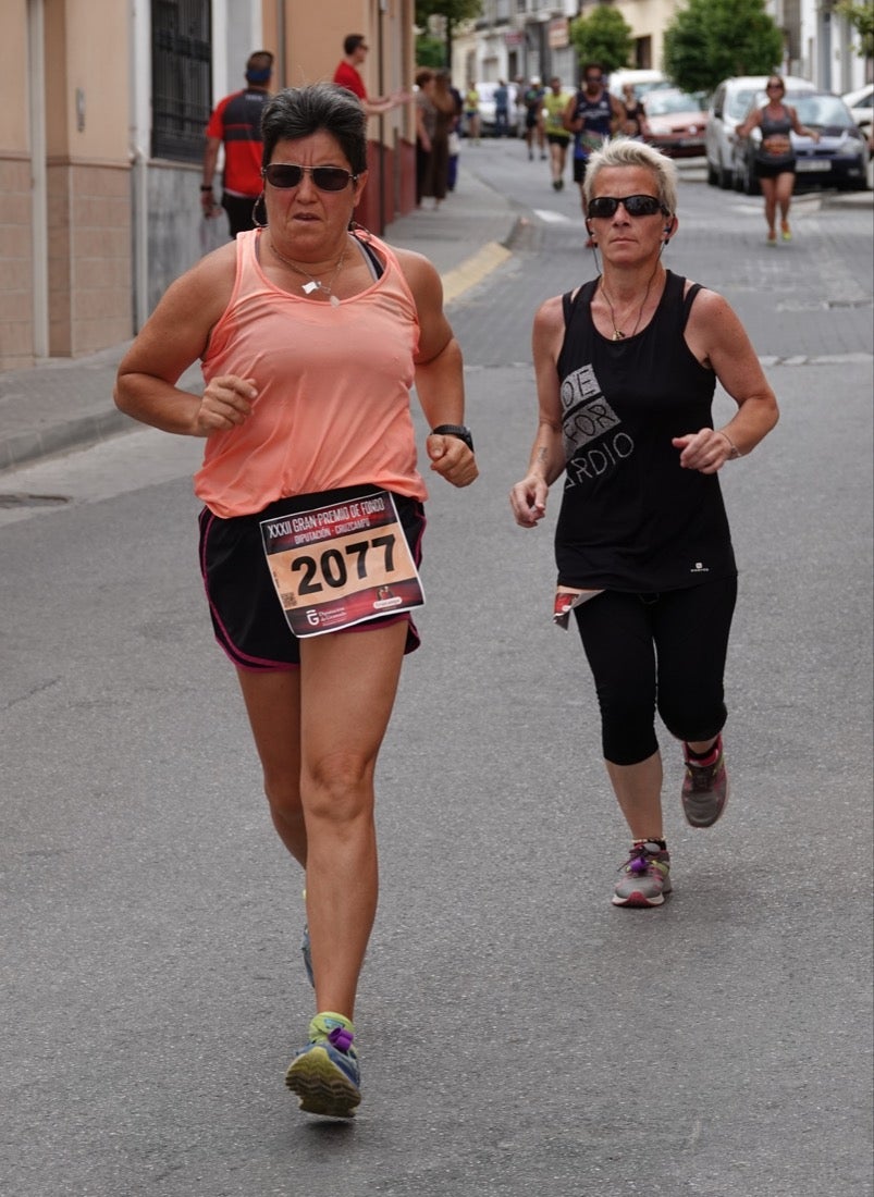 Los vecinos de Dúrcal se han volcado con los corredores apostados en las curvas y rectas que traza el recorrido por la localidad y desde las terrazas de la Plaza del Ayuntamiento