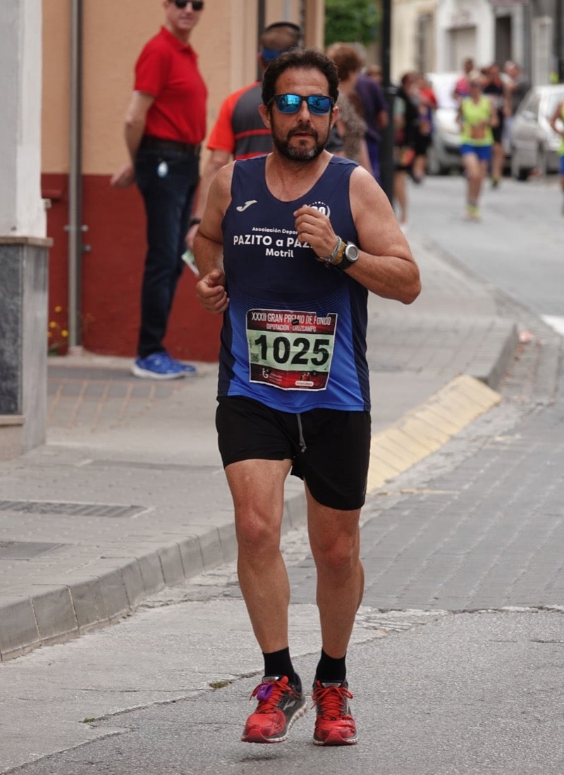 Los vecinos de Dúrcal se han volcado con los corredores apostados en las curvas y rectas que traza el recorrido por la localidad y desde las terrazas de la Plaza del Ayuntamiento