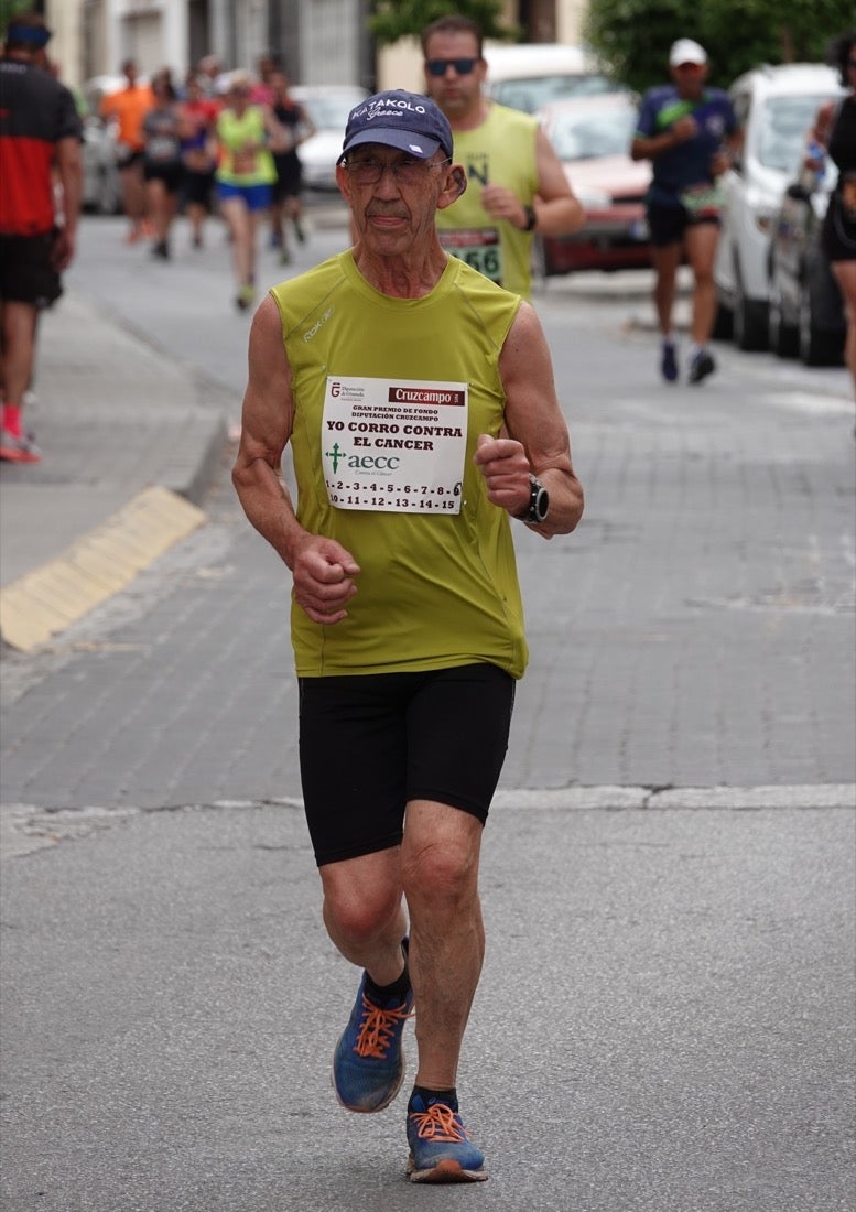 Los vecinos de Dúrcal se han volcado con los corredores apostados en las curvas y rectas que traza el recorrido por la localidad y desde las terrazas de la Plaza del Ayuntamiento