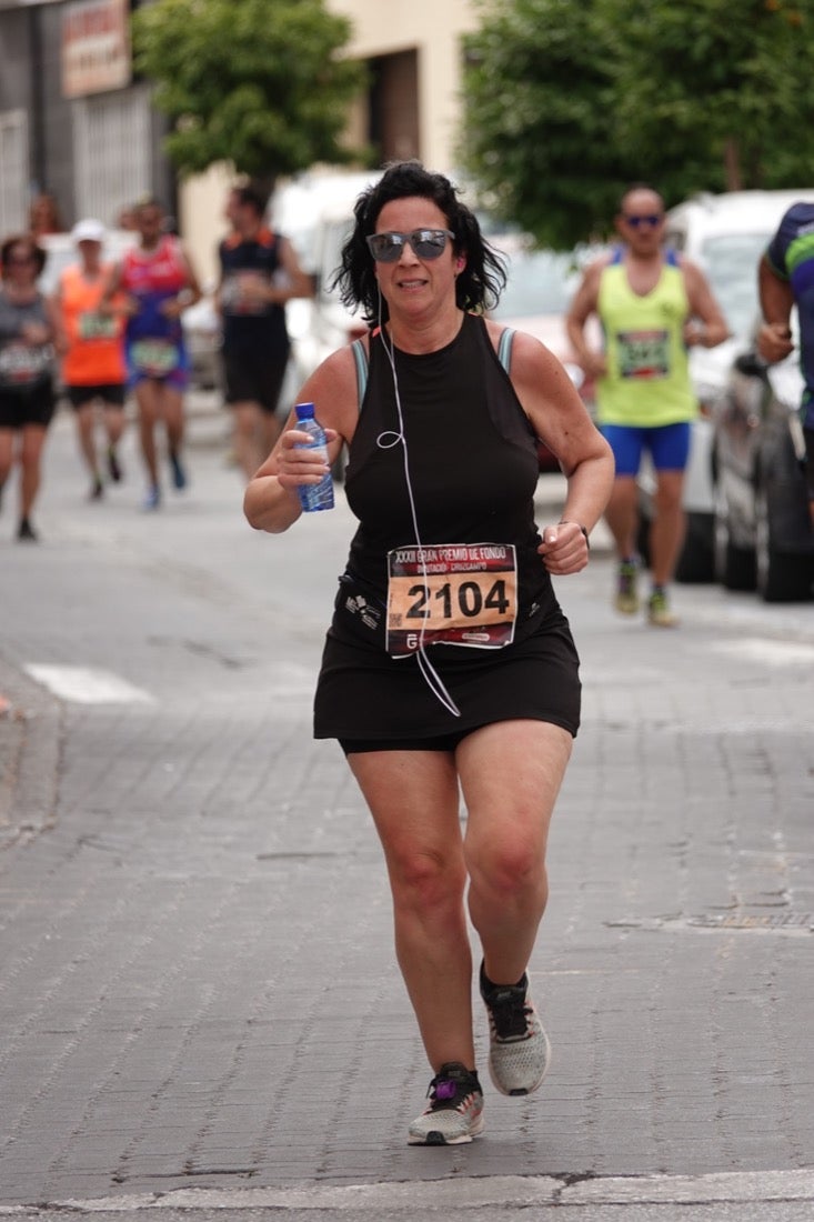 Los vecinos de Dúrcal se han volcado con los corredores apostados en las curvas y rectas que traza el recorrido por la localidad y desde las terrazas de la Plaza del Ayuntamiento