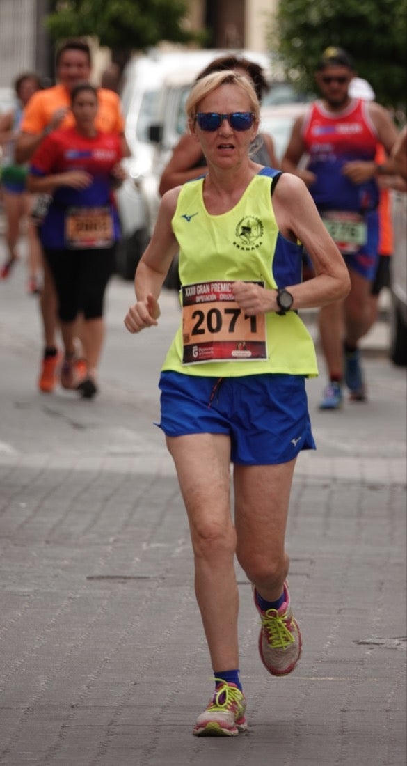Los vecinos de Dúrcal se han volcado con los corredores apostados en las curvas y rectas que traza el recorrido por la localidad y desde las terrazas de la Plaza del Ayuntamiento