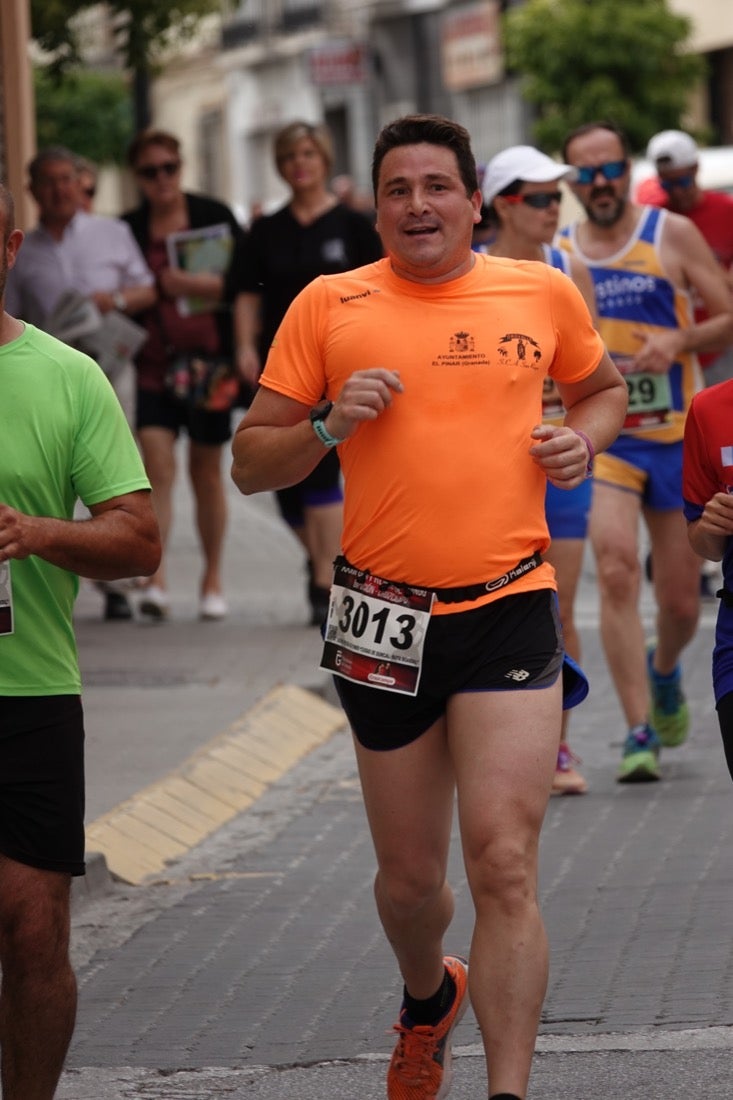 Los vecinos de Dúrcal se han volcado con los corredores apostados en las curvas y rectas que traza el recorrido por la localidad y desde las terrazas de la Plaza del Ayuntamiento