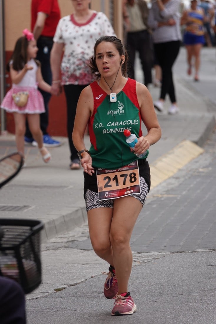 Los vecinos de Dúrcal se han volcado con los corredores apostados en las curvas y rectas que traza el recorrido por la localidad y desde las terrazas de la Plaza del Ayuntamiento