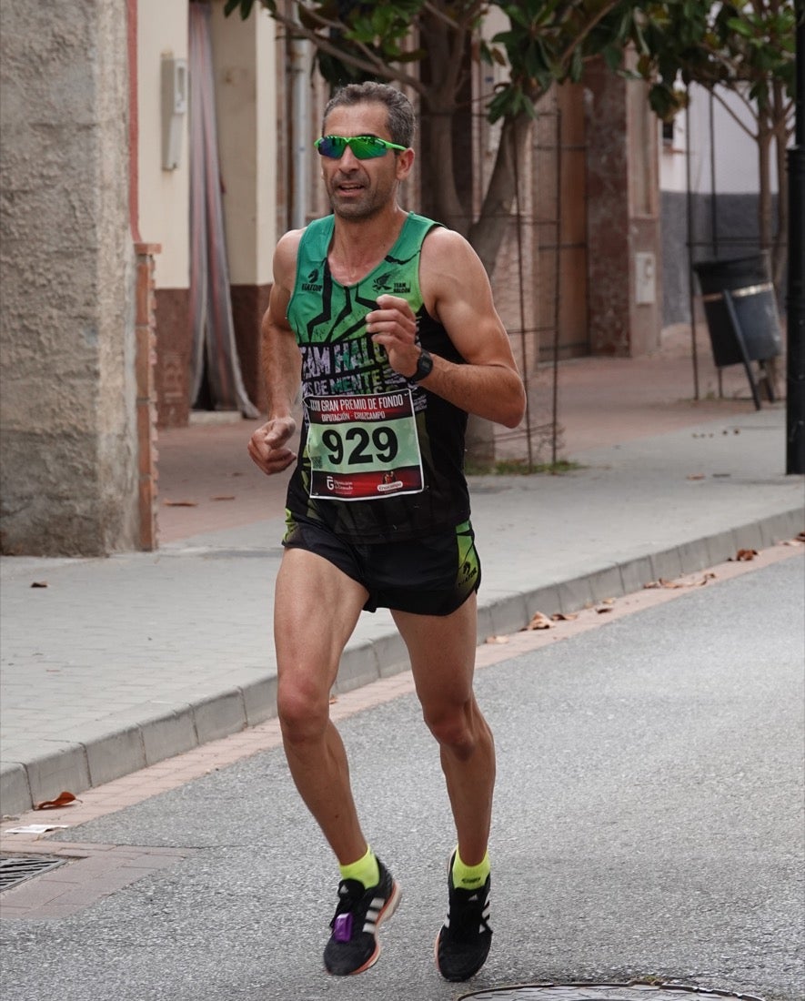 Los vecinos de Dúrcal se han volcado con los corredores apostados en las curvas y rectas que traza el recorrido por la localidad y desde las terrazas de la Plaza del Ayuntamiento