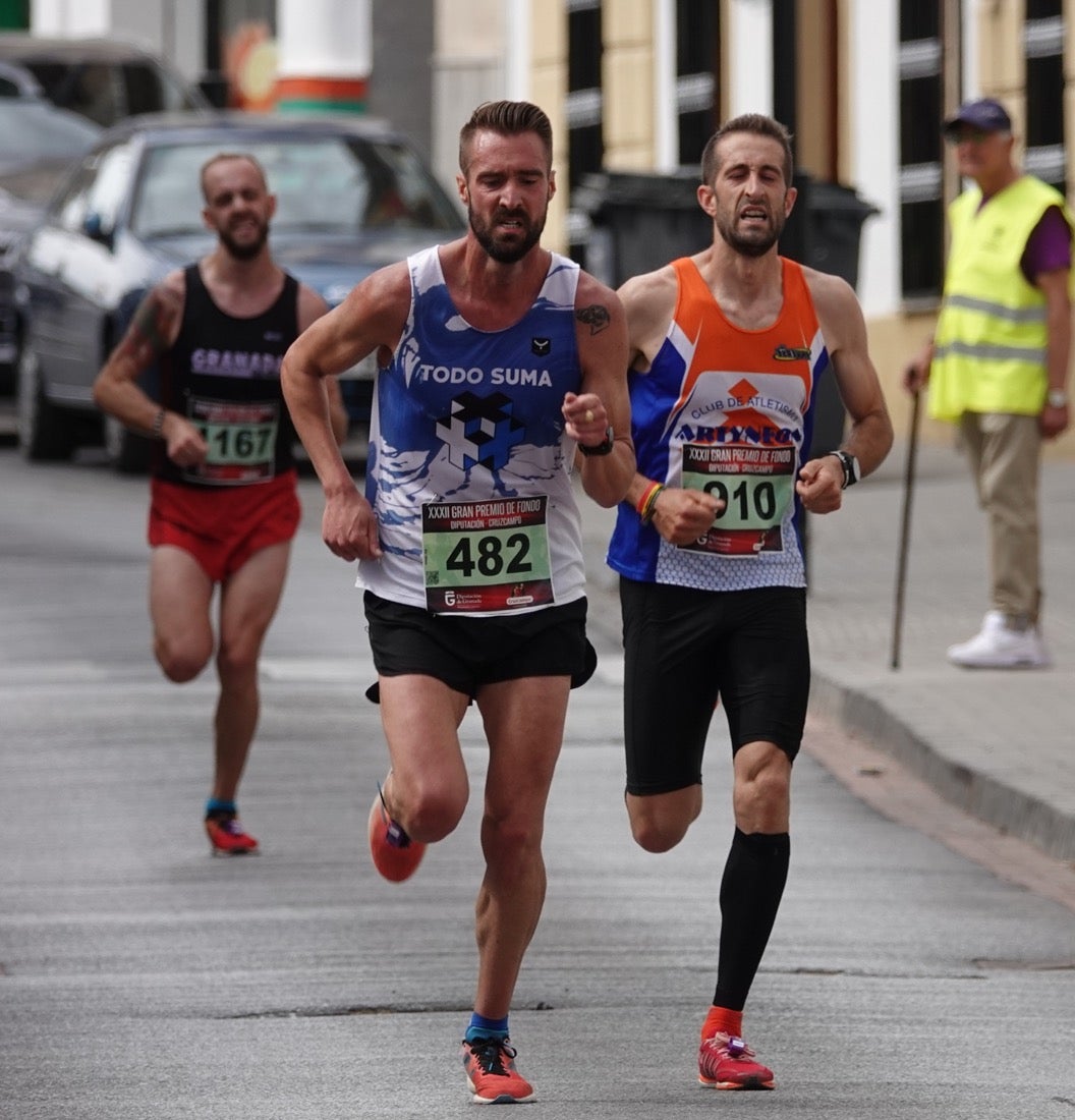 Los vecinos de Dúrcal se han volcado con los corredores apostados en las curvas y rectas que traza el recorrido por la localidad y desde las terrazas de la Plaza del Ayuntamiento