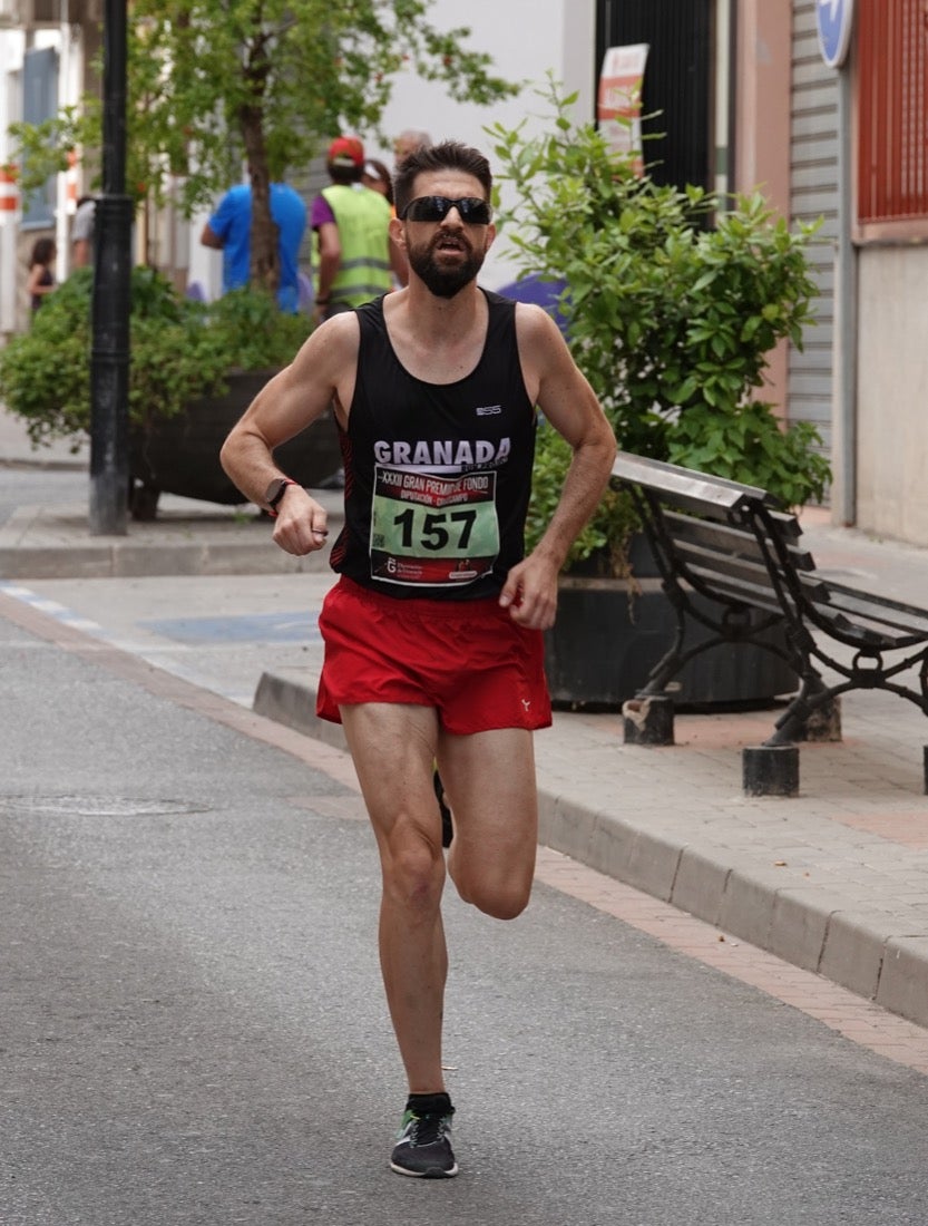 Los vecinos de Dúrcal se han volcado con los corredores apostados en las curvas y rectas que traza el recorrido por la localidad y desde las terrazas de la Plaza del Ayuntamiento